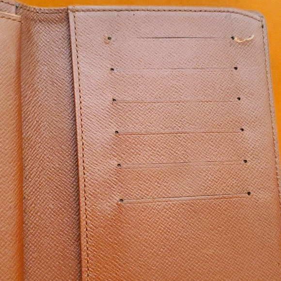 Louis Vuitton Midsize Wallet - Picture 12 of 17